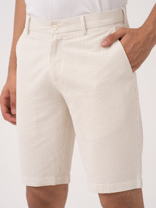 Tailored milo beige trousers by pant project, showcasing the sleek design and premium fabric in a casual setting.